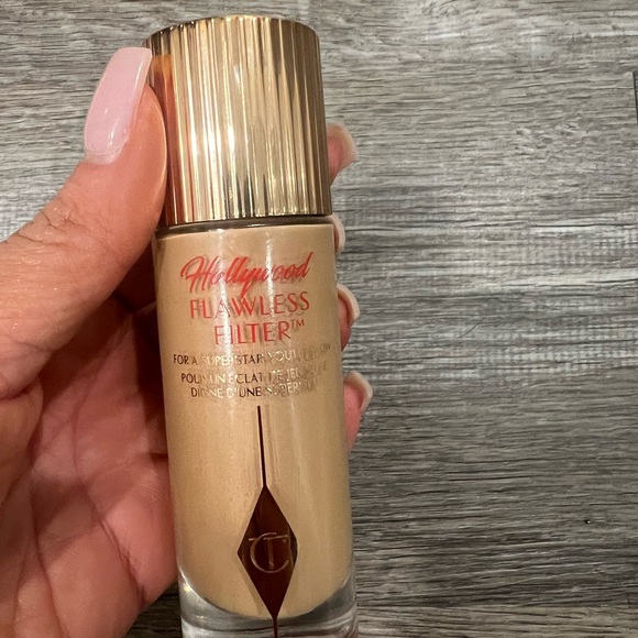 Charlotte Tilbury Hollywood Flawless Filter Foundation - Picture 8 of 9